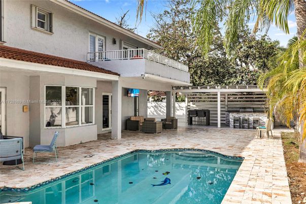 Exterior, Pool