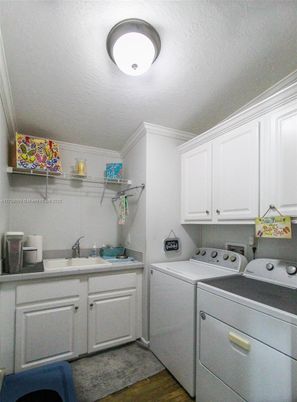 Interior, Washer, Wood Texture Flooring