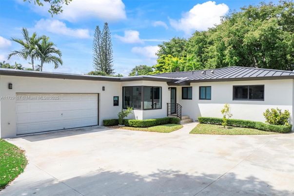 Attached, Exterior, Facade, Ranch