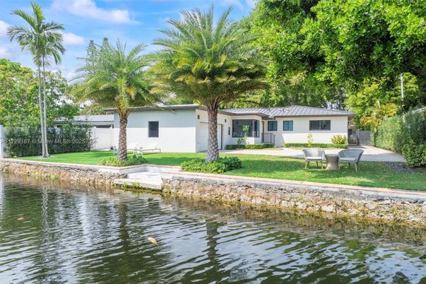 Exterior, Lake
