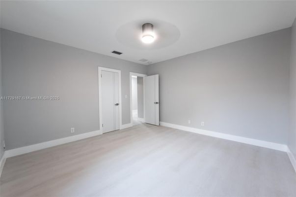 Empty room, Interior