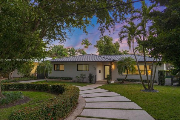 Backyard, Exterior, Facade, Ranch