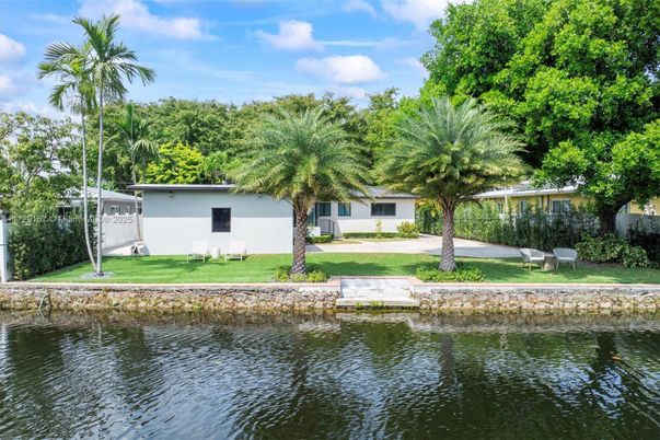 Exterior, Lake