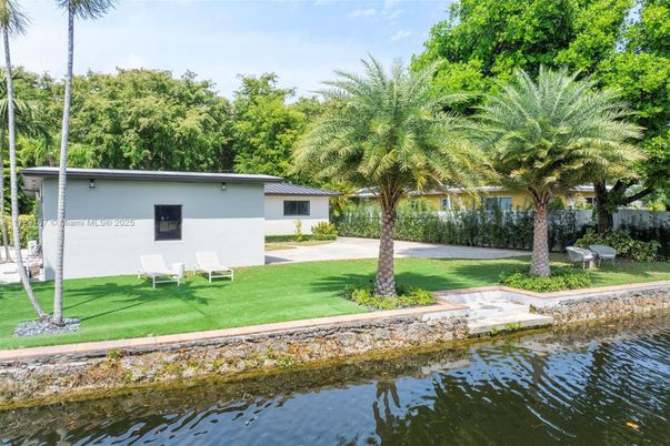 Exterior, Lake
