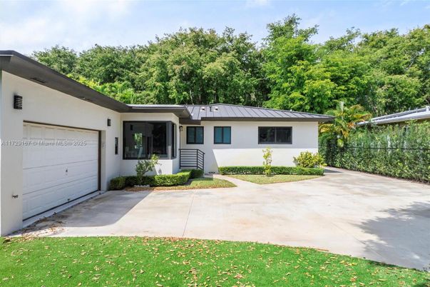 Attached, Exterior, Facade, Ranch