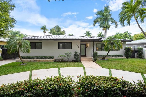 Backyard, Exterior, Facade, Ranch