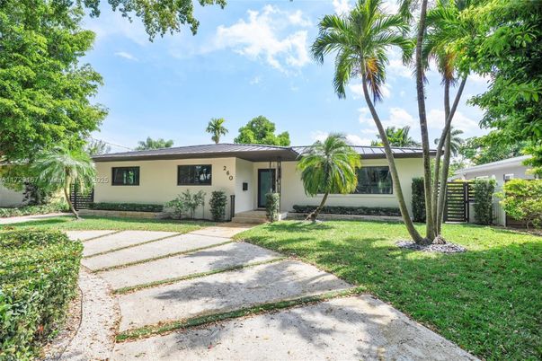 Backyard, Exterior, Facade, Ranch