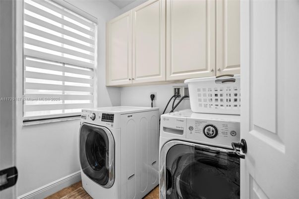 Interior, Utility Closets, Washer, Wood Texture Flooring