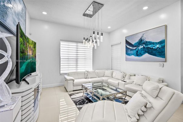 Interior, Living room, Pendant Lights, Recessed Lighting