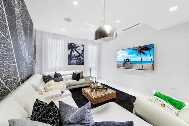 Interior, Living room, Pendant Lights, Recessed Lighting