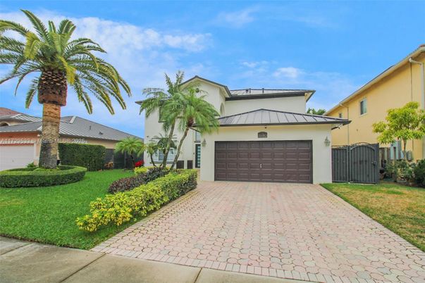 Attached, Exterior, Facade, Spanish Mediterranean
