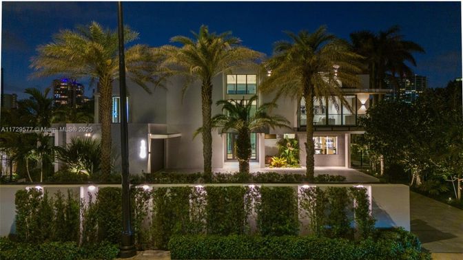 Exterior, Facade, Modern