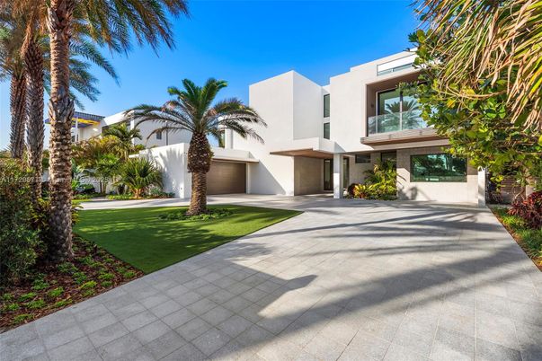 Backyard, Exterior, Facade, Modern