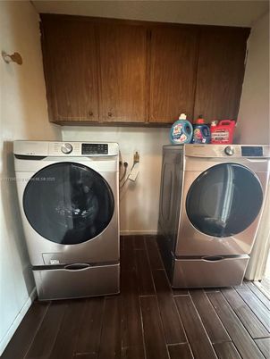 Interior, Washer, Wood Texture Flooring