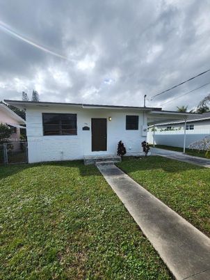 Backyard, Exterior, Facade, Ranch