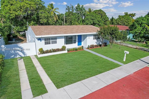 Backyard, Exterior, Facade, Ranch