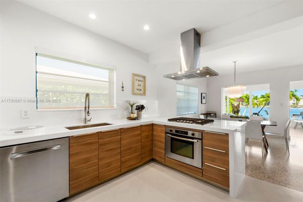Dining room, Interior, Kitchen, Pendant Lights, Recessed Lighting, Stainless Steel Appliances