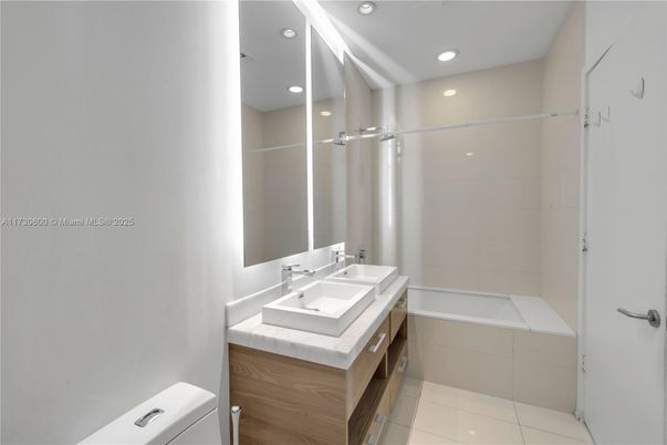 Bathroom, Dual Sink Vanities, Interior, Recessed Lighting