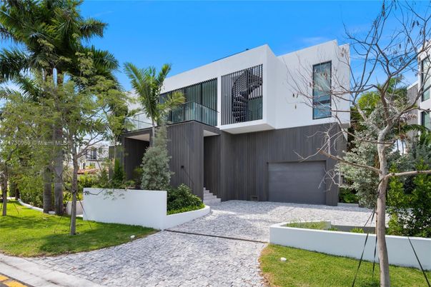 Attached, Exterior, Facade, Modern