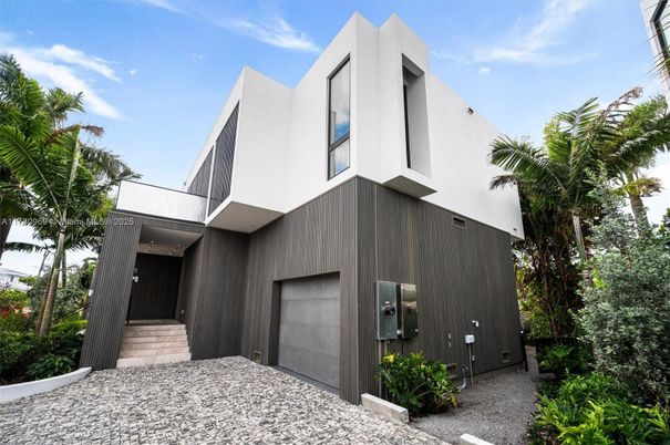Exterior, Facade, Modern