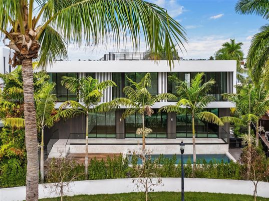 Attached, Exterior, Facade, Modern