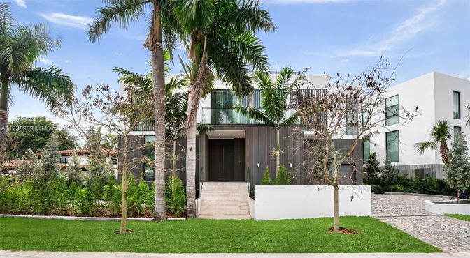 Exterior, Facade, Modern