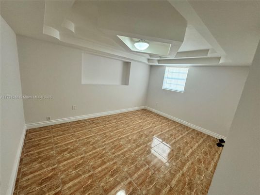 Empty room, Interior