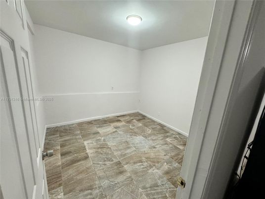 Empty room, Interior