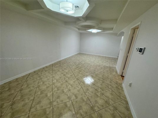 Empty room, Interior