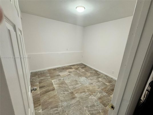 Empty room, Interior