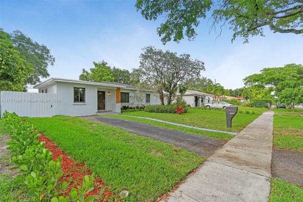Backyard, Exterior, Facade, Ranch