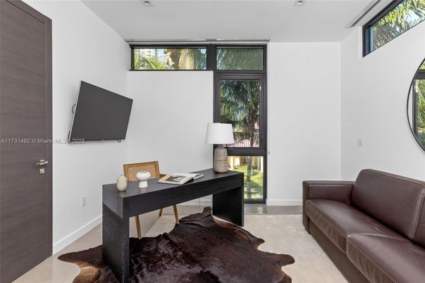 Home Office, Interior