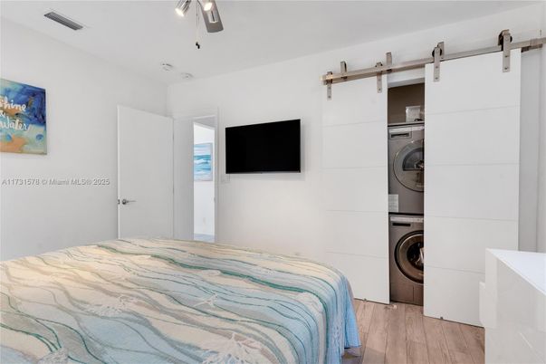 Bedroom, Interior, Utility Closets, Washer, Wood Texture Flooring
