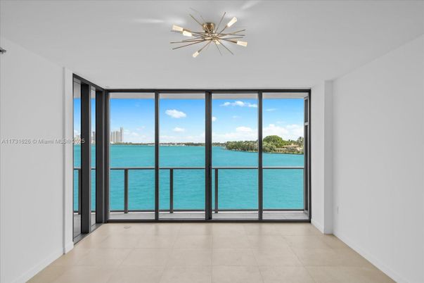 Empty room, Interior, Water