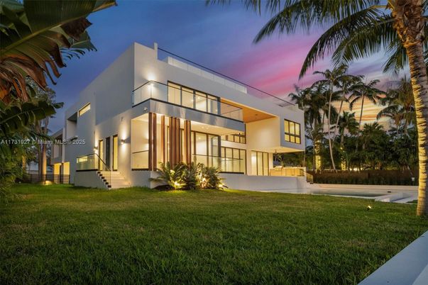 Backyard, Exterior, Facade, Modern