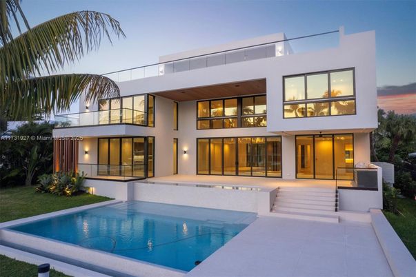 Exterior, Facade, Pool, Modern