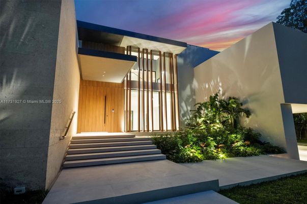 Exterior, Facade, Modern