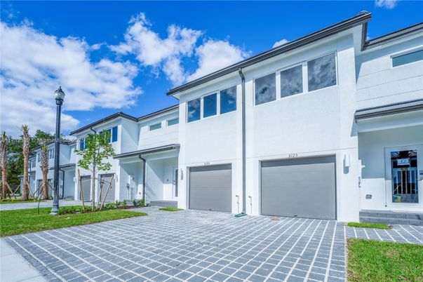 Attached, Exterior, Facade, Modern