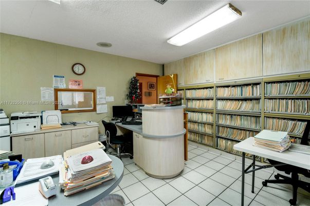 Home Office, Interior