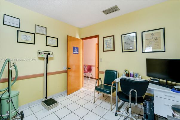 Home Office, Interior