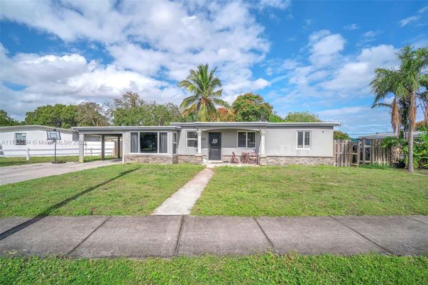 Backyard, Exterior, Facade, Ranch