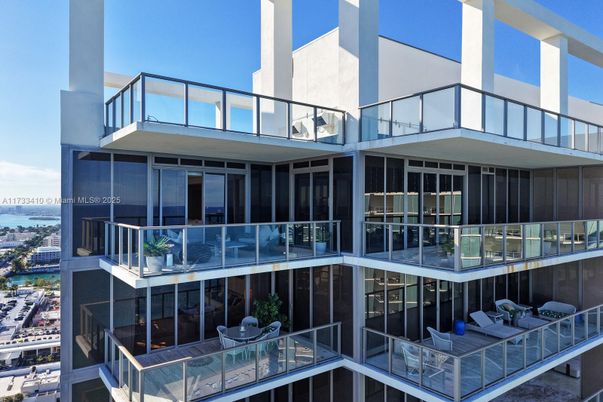 Exterior, Facade, Modern