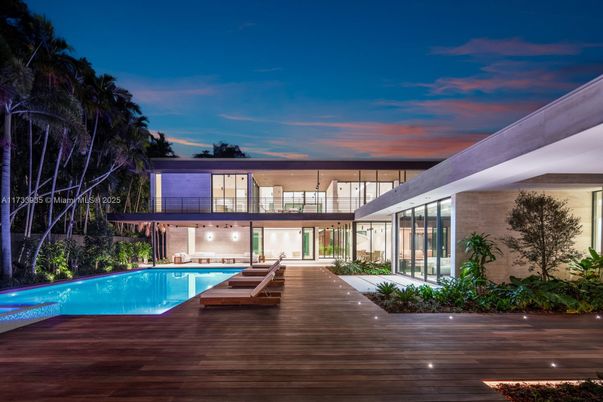 Exterior, Facade, Pool, Modern
