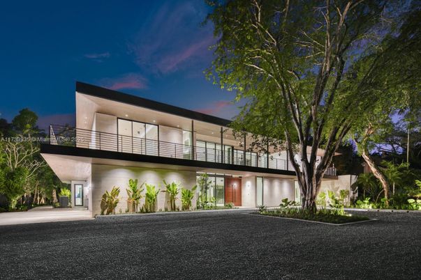 Exterior, Facade, Modern