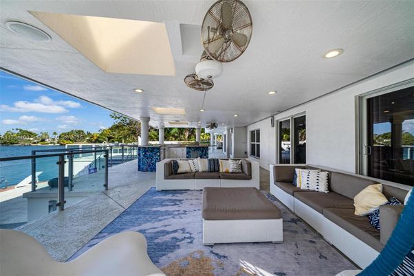 Exterior, Interior, Living room, Recessed Lighting, Water