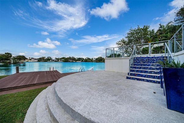 Exterior, Lake