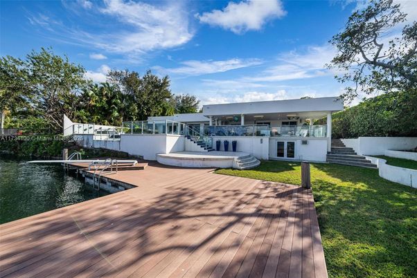 Exterior, Lake