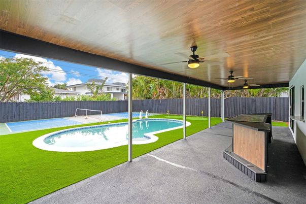 Exterior, Pool