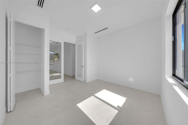 Empty room, Interior