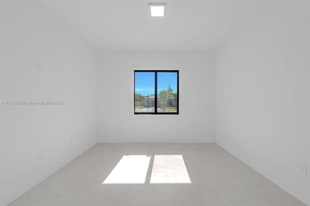 Empty room, Interior
